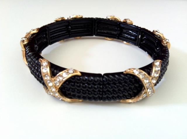 <p style="text-align: center;">CRISS CROSS BLING BRACELET</p>